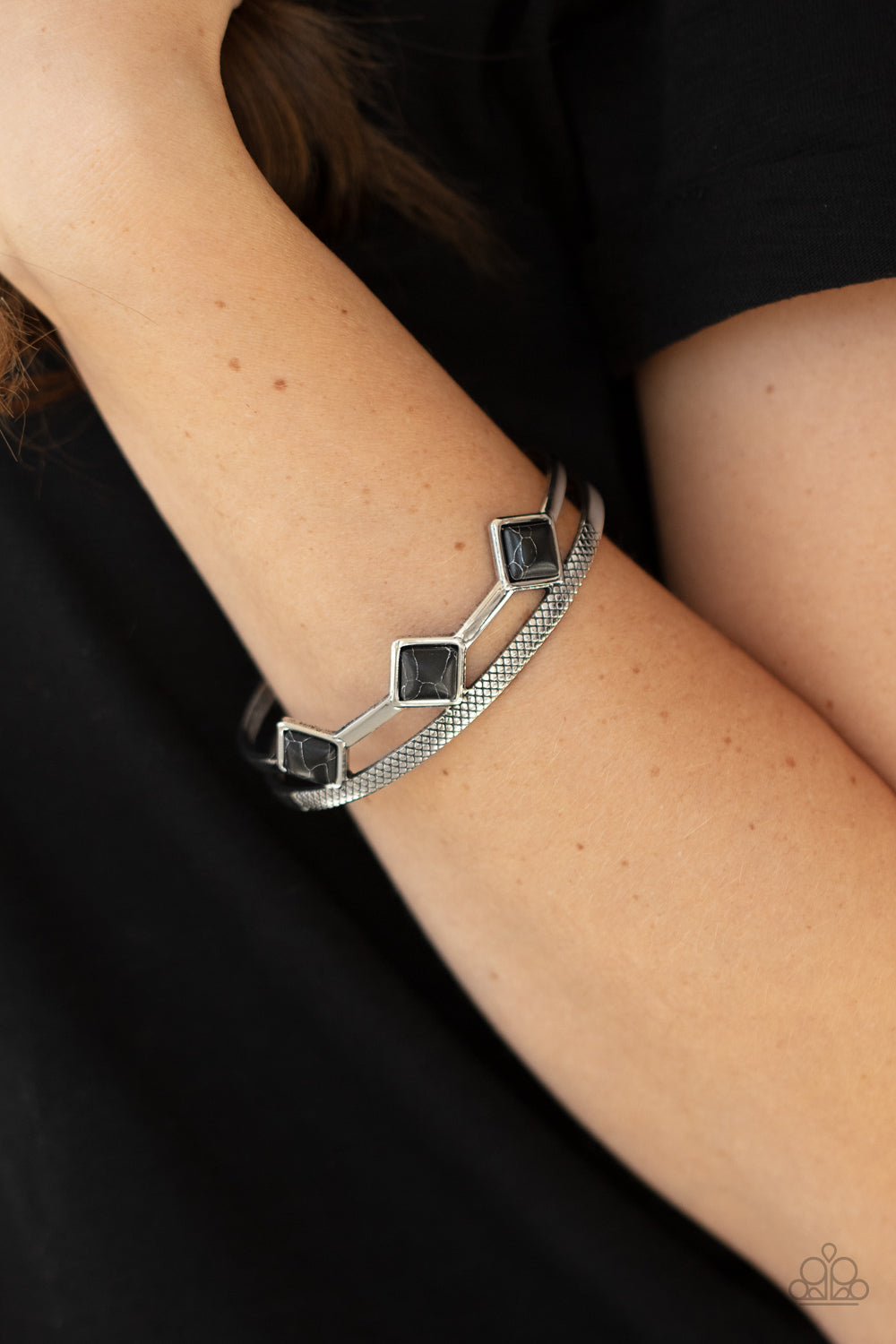 Paparazzi Adobe Ascension - Black